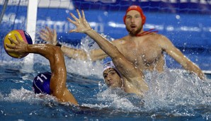 Serbiens Nikola Raden im Duell mit dem Ungarn Norbert Madaras und Torhüter Viktor Nagy