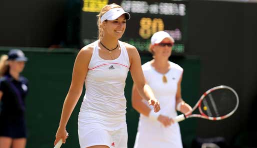 Sabine Lisicki (l.) steht mit Samantha Stosur im Doppel-Finale von Wimbledon