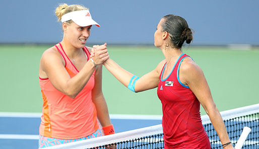 Angelique Kerber (l.) lässt sich von ihrer Gegnerin Flavia Pennetta (r.) zum Sieg gratulieren