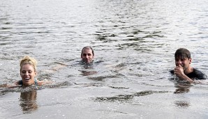 Angelique Kerber löste mit dem Sprung in den Yarra River ihren Wetteinsatz ein