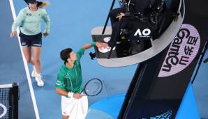 Djokovic fasst beim Seitenwechsel an den Schuh von Umpire Damien Dumusois.