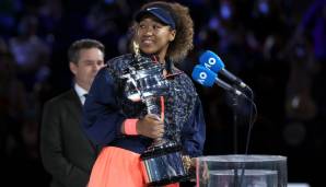 Naomi Osaka mit der Daphne Akhurst Memorial Cup Trophy im Arm.