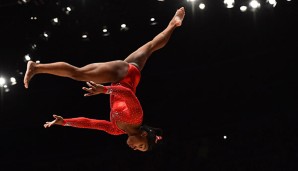 Simone Biles konnte am Schwebebalken einen Sturz verhindern und behauptete die Führung