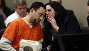 Larry Nassar mit seiner Verteidigerin vor Gericht