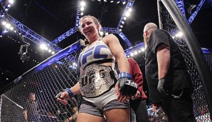 Miesha Tate half einem verletzten Mädchen