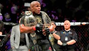 Am 23. Mai 2015 besiegte Daniel Cormier Anthony Johnson und gewann den vakanten UFC-Titel im Halbschwergewicht. Bevor er seinen UFC-Titel im Halbschwergewicht aufgab, besiegte Cormier bei UFC 226 Stipe Miocic in der Schwergewichtsdivision.