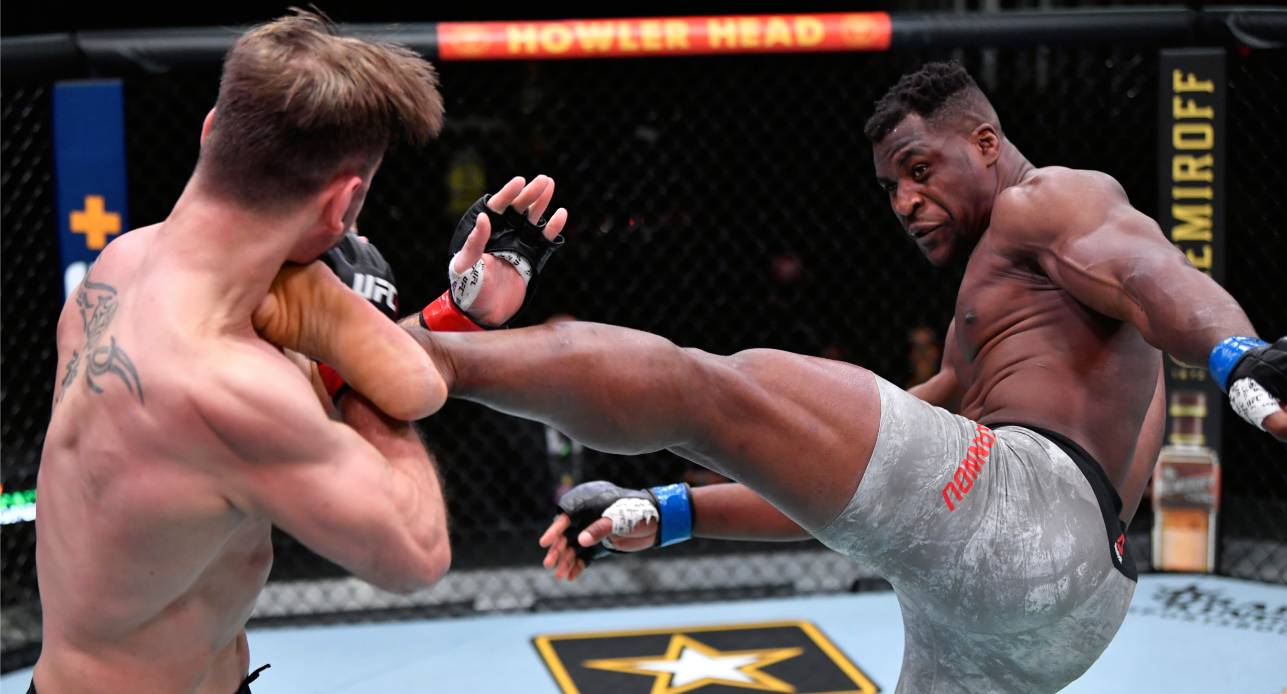 Francis Ngannou (r.) verteidigt bei UFC 270 seinen Titel im Schwergewicht.