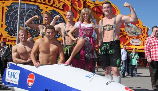 Termin auf dem Oktoberfest: Die Bob-Piloten mit freiem Oberkörper und dem Wiesn-Playmate im Arm