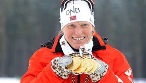 Tora Berger zeigt ihre Medaillenausbeute von der WM 2013 in Nove Mesto