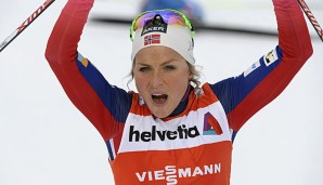 Therese Johaug freut sich nach dem Zieldurchlauf