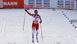 Therese Johaug fährt nach 30 Kilometern als Erste über die Linie