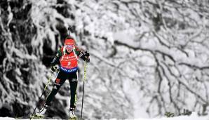 Laura Dahlmeier läuft im Massenstart von Annecy auf das Podest