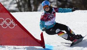 Selina Jörg bei der Abfahrt auf dem Snowboard