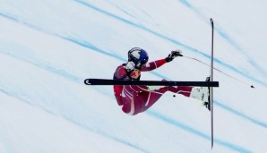 23.1.2016: Wenig später fliegt auch Aksel Lund Svindal an genau derselben Stelle spektakulär ab. Er überschlägt sich und kracht in die Fangnetze. Er konnte aufstehen und selbst weitergehen, später wurde ein Meniskus- sowie Kreuzbandriss diagnistiziert.