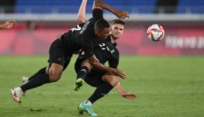 Bild mit Symbolcharakter: Felix Uduokhai und Anton Stach kollidieren, während des überaus fahrigen und fehlerhaften Auftritts der DFB-Auswahl gegen Brasilien.