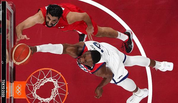 Bam Adebayo räumt unter den Körben auf.