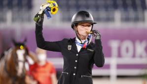 Julia Krajewski küsst ihre Goldmedaille. Sie ist die erste Siegerin im Einzel der Vielseitigkeit überhaupt.