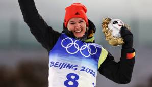 Denise Herrmann jubelt bei der Flower Ceremony über ihre Goldmedaille.