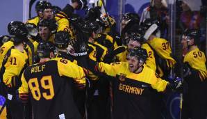 "Jaaaaaaaa! Halbfinale! Ihr seid der Waaaaahnsinn! Patrick Reimer, du Gott!" gefolgt von "Deutschland, Deutschland"-Sprechchören werden von Kommentator Gerhard Leinauer und Experte Patrick Ehelechner durch die Kabine gebrüllt.