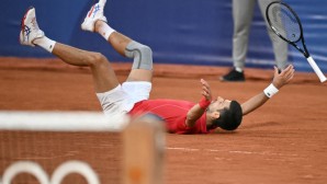 Novak Djokovic sank nach seinem Halbfinalsieg zu Boden.