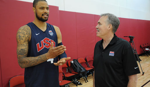 Assistenz-Coach Mike D'Antoni (r.) im Gespräch mit Starting-Center Tyson Chandler