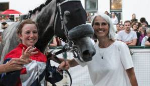 Tamara Hofer (l.) posiert als Siegerin auf der Galopprennbahn in München/Riem mit Action Pure und Besitzerin Jeanette Stadler.