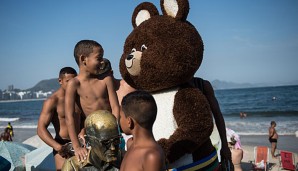 Moskaus Maskottchen Misha von 1980 an der Copacabana