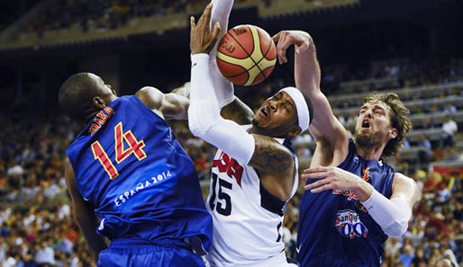 23 Punkte in der ersten Hälfte: Carmelo Anthony (M.), hier im Dreikampf mit Ibaka (l.) und Gasol