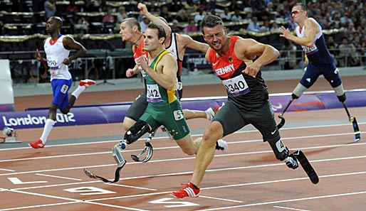 Prothesenläufer Heinrich Popow (2.v.r.) sicherte sich Gold über die 100 Meter