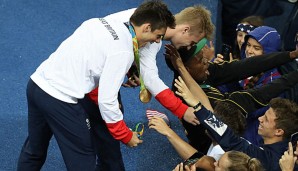 Jack Laugher und Chris Mears freuen sich über Gold mit den Fans