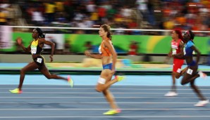 Thompson (l.) lag im Ziel vor Dafne Schippers