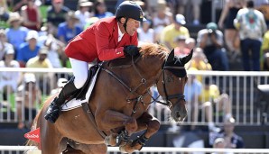 Ludger Beerbaum hängt das rote Jacket an den sprichwörtlichen Nagel