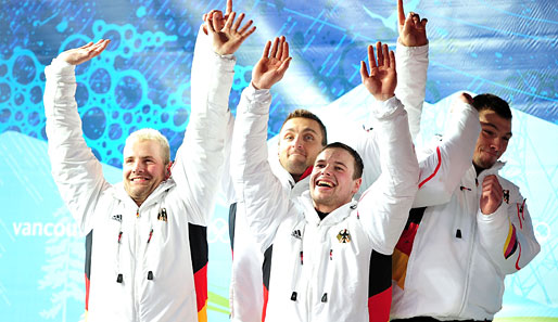 Andre Lange und Crew freuen sich über eine hart erkämpfte Silbermedaille