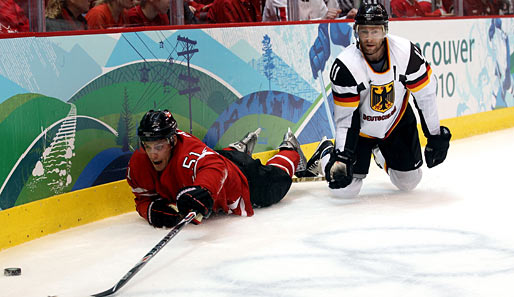 Sogar im Liegen waren die Kanadier schneller am Puck als die Deutschen um Sven Felski (r.)