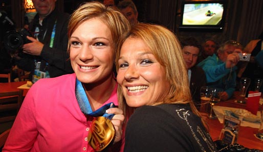 Franziska van Almsick (r.) strahlte mit Maria Riesch um die Wette