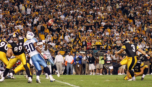 Steelers-Kicker Jeff Reed (r.) sorgte gegen die Titans in der Verlängerung für die Etscheidung