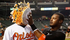 Vor lauter Freude über den Sieg klatschte Adam Jones Mitspieler Wieters einen Kuchen ins Gesicht