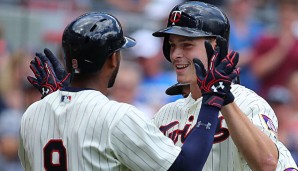 Max Kepler (rechts) klatscht mit Eduardo Nunez nach einer gelungenen Leistung ab