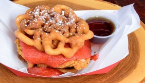 Chicken Funnel Cake Sandwich: Die Arizona Diamondbacks bieten diese Kreation an: Frittiertes Hähnchen zwischen frittiertem Rührteig, mit pikantem Käse, Erdbeermarmelade, Ahornsirup und Puderzucker. Schüttelt ihr auch gerade den Kopf?