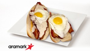 Sunrise Dog: Frühstück im Brötchen! Die Royals haben hier irgendwo ein Würstchen versteckt. Das Topping besteht aus Spiegeleiern, Bacon, Cheddar und weißer Würstchen-Soße. Wie man das wissen soll, wissen wir auch nicht ...