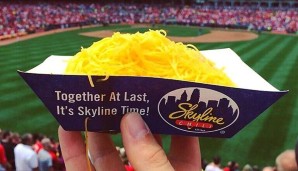 Skyline Chili: Die Cincinnati Reds bieten diesen Chili-Dog einer Restaurant-Kette an, wobei sich Außenstehende eher unklar darüber sind, was er so hermacht. Echt jetzt, unter diesem Haufen Käse versteckt sich ein Hot Dog mit Chili