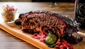 Brontosaurus Rib: Im Yankees Stadium hat man offenbar Urzeit-Ungetüme geschlachtet und serviert davon jetzt XXXL-Portionen. Nach 16 Stunden im Smoker kostet die Rippe stolze 38 Dollar. Das Grünzeug drumrum interessiert eh keinen