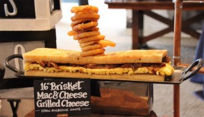 16" Brisket Mac & Cheese Grilled Cheese: Was soll man da noch sagen? Ein halbes Rindvieh zwölf Stunden im Smoker und hausgemachte Käsemakkaroni in einem Sandwich von der Größe eines Atom-U-Bootes. Onion Rings spendieren die White Sox als Nachspeise