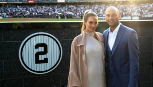 Derek Jeter und Ehefrau Hannah neben seiner Plakette im Monument Park des Stadions