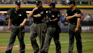 Joe West (l.) blieb unverletzt, nachdem er mit einem Baseball beworfen wurde