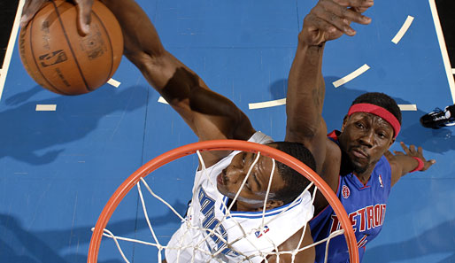 Generationswechsel: Ben Wallace (r.) hat das Nachsehen gegen Orlandos Dwight Howard