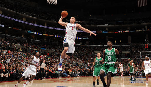 Blake Griffin (M.) hebt ab - da kann auch Neu-Celtic Jeff Green (r.) nur staunend zuschauen