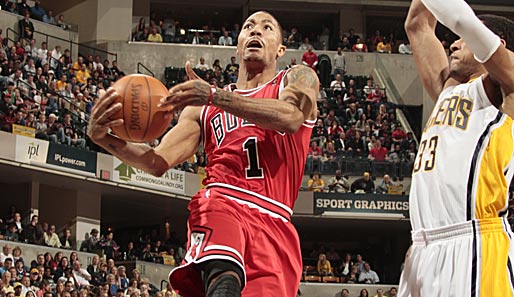 Trotz mieser Trefferquote setzte sich Bulls-Star Derrick Rose (M.) gegen Danny Granger (r.) durch