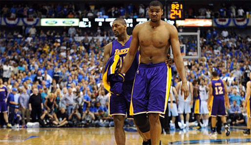 Andrew Bynum zog sich nach dem Frustfoul sein Trikot aus. Warum? Man weiß es nicht...