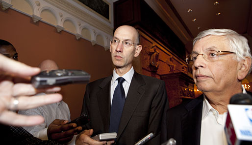 NBA-Beauftrager David Stern (r.) und Stellvertreter Adam Silver (l.) erklären sich vor der Presse